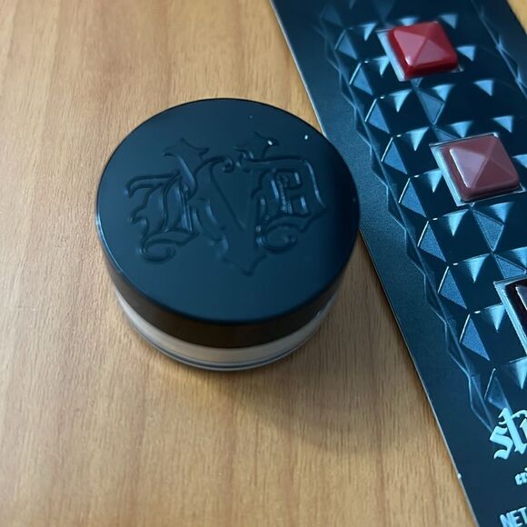 Kat Von D KVD Lock-It Setting Powder Translucent travelsize & Creme Lipstick - Picture 2 of 5